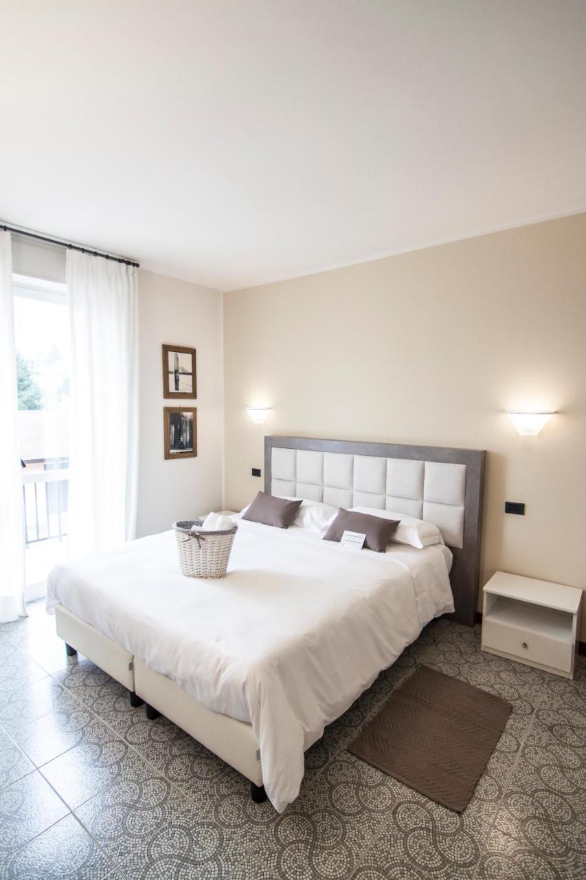 Hotel Le Vigne Di Corvino Casteggio Екстериор снимка